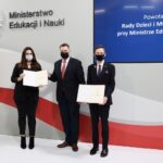 Warszawa. Powołanie Rady Dzieci i Młodzieży RP przy Ministrze Edukacji i Nauki. Na zdjęciu: Wiktoria Mazurczak - studentka UJK, Przemysław Czarnek - minister edukacji i nauki i Michał Karbowniczek - uczeń II LO im. Jana Śniadeckiego w Kielcach / Ministerstwo Edukacji i Nauki