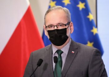 05.01.2022. Warszawa. Minister zdrowia Adam Niedzielski podczas konferencji prasowej w siedzibie ministerstwa w Warszawie. Szef MZ poinformował, że prawdopodobnie kumulacja zakażeń omikronem nastąpi w Polsce pod koniec stycznia / PAP/Wojciech Olkuśnik