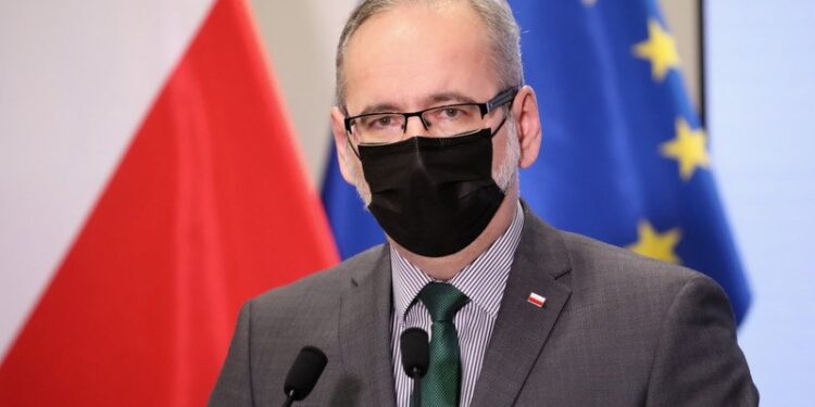 05.01.2022. Warszawa. Minister zdrowia Adam Niedzielski podczas konferencji prasowej w siedzibie ministerstwa w Warszawie. Szef MZ poinformował, że prawdopodobnie kumulacja zakażeń omikronem nastąpi w Polsce pod koniec stycznia / PAP/Wojciech Olkuśnik