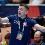 15.01.2022. Słowacja, Bratysława. Mistrzostwa Europy piłkarzy ręcznych: mecz Austria - Polska. Na zdjęciu: Patryk Rombel - trener reprezentacji Polski / PAP/Adam Warżawa