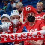 16.01.2022. Bratysława, Słowacja. Mistrzostwa Europy piłkarzy ręcznych: mecz Białoruś - Polska. Na zdjęciu: radość polskich kibiców / PAP/Adam Warżawa