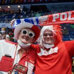 16.01.2022. Bratysława, Słowacja. Mistrzostwa Europy piłkarzy ręcznych: mecz Białoruś - Polska. Na zdjęciu: radość polskich kibiców / PAP/Adam Warżawa