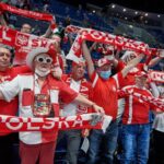 16.01.2022. Bratysława, Słowacja. Mistrzostwa Europy piłkarzy ręcznych: mecz Białoruś - Polska. Na zdjęciu: radość polskich kibiców / PAP/Adam Warżawa