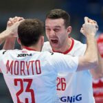 16.01.2022. Bratysława, Słowacja. Mistrzostwa Europy piłkarzy ręcznych: mecz Białoruś - Polska. Na zdjęciu (od lewej): Arkadiusz Moryto i Przemysław Krajewski / PAP/Adam Warżawa