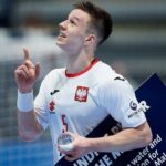 16.01.2022. Bratysława, Słowacja. Mistrzostwa Europy piłkarzy ręcznych: mecz Białoruś - Polska. Na zdjęciu: Na zdjęciu: Michał Olejniczak z nagrodą dla najlepszego zawodnika meczu / PAP/Adam Warżawa