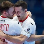 16.01.2022. Bratysława, Słowacja. Mistrzostwa Europy piłkarzy ręcznych: mecz Białoruś - Polska. Na zdjęciu: Na zdjęciu (od lewej): Arkadiusz Moryto i Przemysław Krajewski / PAP/Adam Warżawa