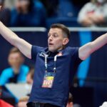 16.01.2022. Bratysława, Słowacja. Mistrzostwa Europy piłkarzy ręcznych: mecz Białoruś - Polska. Na zdjęciu: Na zdjęciu: Patryk Rombel - trener reprezentacji Polski / PAP/Adam Warżawa