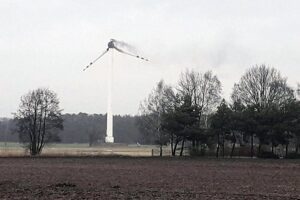 17.01.2022. Goliszew. Pożar turbiny wiatrowej. Prawdopodobnie pożar wiatraka był spowodowany silnym wiatrem / PAP / KM PSP Kalisz