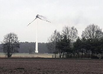 17.01.2022. Goliszew. Pożar turbiny wiatrowej. Prawdopodobnie pożar wiatraka był spowodowany silnym wiatrem / PAP / KM PSP Kalisz