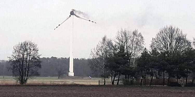 17.01.2022. Goliszew. Pożar turbiny wiatrowej. Prawdopodobnie pożar wiatraka był spowodowany silnym wiatrem / PAP / KM PSP Kalisz