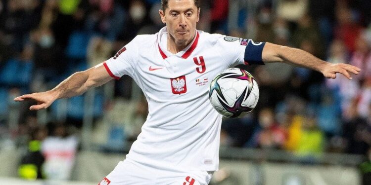 Na zdjęciu: Robert Lewandowski - kapitan reprezentacji Polski / PAP/Andrzej Lange