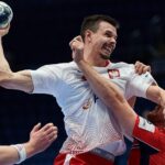 20.01.2022. Bratysława, Słowacja. Mistrzostwa Europy piłkarzy ręcznych. Faza zasadnicza. Mecz grupy II: Polska - Norwegia. Na zdjęciu: Szymon Sićko / PAP/Adam Warżawa