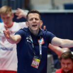 20.01.2022. Bratysława, Słowacja. Mistrzostwa Europy piłkarzy ręcznych. Faza zasadnicza. Mecz grupy II: Polska - Norwegia. Na zdjęciu: Patryk Rombel - trener reprezentacji Polski / PAP/Adam Warżawa