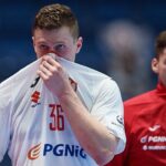 20.01.2022. Bratysława, Słowacja. Mistrzostwa Europy piłkarzy ręcznych. Faza zasadnicza. Mecz grupy II: Polska - Norwegia. Na zdjęciu (od lewej); Dawid Dawydzik i Mateusz Kornecki / PAP/Adam Warżawa