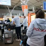 26.01.2022. Warszawa. Zawodnicy i trenerzy olimpijskiej reprezentacji Polski na warszawskim lotnisku Okęcie przed wylotem do Pekinu / Leszek Szymański / PAP