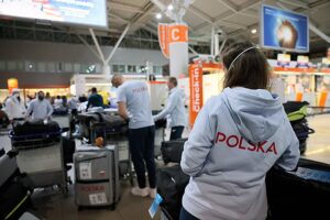 26.01.2022. Warszawa. Zawodnicy i trenerzy olimpijskiej reprezentacji Polski na warszawskim lotnisku Okęcie przed wylotem do Pekinu / Leszek Szymański / PAP