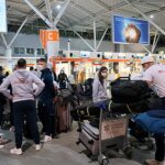 26.01.2022. Warszawa. Zawodnicy i trenerzy olimpijskiej reprezentacji Polski na warszawskim lotnisku Okęcie przed wylotem do Pekinu / Leszek Szymański / PAP