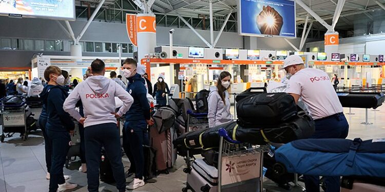 26.01.2022. Warszawa. Zawodnicy i trenerzy olimpijskiej reprezentacji Polski na warszawskim lotnisku Okęcie przed wylotem do Pekinu / Leszek Szymański / PAP