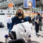 26.01.2022. Warszawa. Zawodnicy i trenerzy olimpijskiej reprezentacji Polski na warszawskim lotnisku Okęcie przed wylotem do Pekinu / Leszek Szymański / PAP