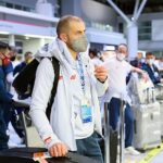 26.01.2022. Warszawa. Zawodnicy i trenerzy olimpijskiej reprezentacji Polski na warszawskim lotnisku Okęcie przed wylotem do Pekinu / Leszek Szymański / PAP