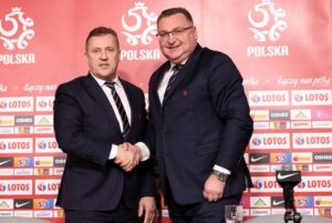 31.01.2022. Warszawa. Na zdjęciu (od lewej): Cezary Kulesza - prezes Polskiego Związku Piłki Nożnej i Czesław Michniewicz - nowy trener piłkarskiej reprezentacji Polski podczas konferencji prasowej na stadionie PGE Narodowym / PAP/Leszek Szymański