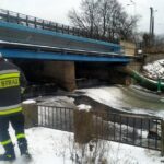 22.01.2022. Starachowice. Usuwanie zatoru z lodu na tamie rzeki Kamiennej / Społeczna Straż Rybacka