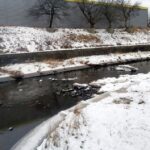 22.01.2022. Starachowice. Usuwanie zatoru z lodu na tamie rzeki Kamiennej / Społeczna Straż Rybacka