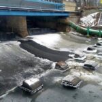 22.01.2022. Starachowice. Usuwanie zatoru z lodu na tamie rzeki Kamiennej / Społeczna Straż Rybacka