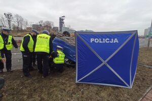 31.01.2022 Droga S86. Dachowanie pojazdu osobowego / Policja Śląska