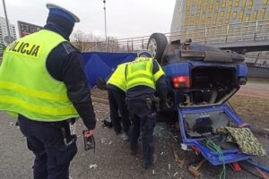 31.01.2022 Droga S86. Dachowanie pojazdu osobowego / Policja Śląska