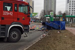 31.01.2022 Droga S86. Dachowanie pojazdu osobowego / Policja Śląska