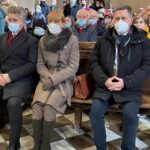 23.01.2022. Kielce. Uroczystości na Karczówce w 159. rocznicę wybuchu powstania styczniowego. Msza święta. Na zdjęciu (od lewej): senator Krzysztof Słoń wraz z małżonką Beatą, Jarosław Karyś - przewodniczący Rady Miasta Kielce / Paulina Michta / Radio Kielce