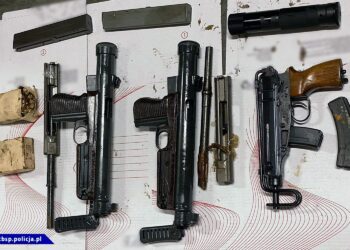 CBŚP przejęło cztery urządzenia wybuchowe wraz z zapalnikami, 9 kg materiałów wybuchowych, 120 kg prekursorów materiałów wybuchowych, w tym 45 litrów substancji płynnych. Policjanci zabezpieczyli także 60 kg środków chemicznych mogących posłużyć do wytwarzania materiałów pirotechnicznych. W akcji wzięło udział ponad 100 policjantów z CBŚP, CLKP, minerów-pirotechników z SPKP i policjantów wielu jednostek terenowych policji / cbsp.policja.pl