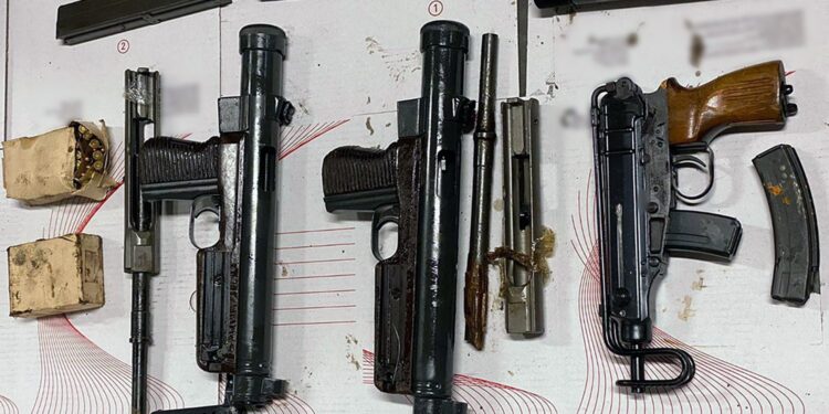 CBŚP przejęło cztery urządzenia wybuchowe wraz z zapalnikami, 9 kg materiałów wybuchowych, 120 kg prekursorów materiałów wybuchowych, w tym 45 litrów substancji płynnych. Policjanci zabezpieczyli także 60 kg środków chemicznych mogących posłużyć do wytwarzania materiałów pirotechnicznych. W akcji wzięło udział ponad 100 policjantów z CBŚP, CLKP, minerów-pirotechników z SPKP i policjantów wielu jednostek terenowych policji / cbsp.policja.pl