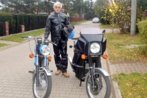 Tomasz Ogieniewski przy swoich zabytkowych motocyklach: MZ TS 150 i MZ ETZ 250e / archiwum Tomasza Ogieniewskiego