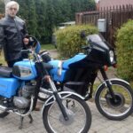 Tomasz Ogieniewski przy swoich zabytkowych motocyklach: MZ TS 150 i MZ ETZ 250e / archiwum Tomasza Ogieniewskiego