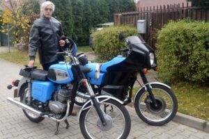 Tomasz Ogieniewski przy swoich zabytkowych motocyklach: MZ TS 150 i MZ ETZ 250e / archiwum Tomasza Ogieniewskiego