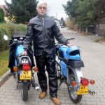Tomasz Ogieniewski przy swoich zabytkowych motocyklach: MZ TS 150 i MZ ETZ 250e / archiwum Tomasza Ogieniewskiego