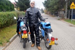 Tomasz Ogieniewski przy swoich zabytkowych motocyklach: MZ TS 150 i MZ ETZ 250e / archiwum Tomasza Ogieniewskiego