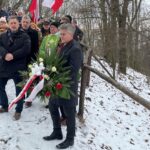 23.01.2022. Kielce. Uroczystości na Karczówce w 159. rocznicę wybuchu powstania styczniowego. Na zdjęciu (od lewej): Jarosław Karyś - przewodniczący Rady Miasta Kielce, senator Krzysztof Słoń / Paulina Michta / Radio Kielce