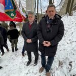23.01.2022. Kielce. Uroczystości na Karczówce w 159. rocznicę wybuchu powstania styczniowego. Na zdjęciu (od lewej): senator Krzysztof Słoń, Jarosław Karyś - przewodniczący Rady Miasta Kielce / Paulina Michta / Radio Kielce