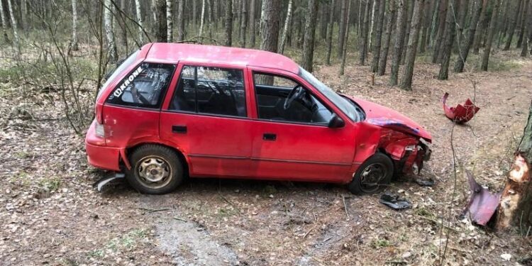 12.01.2022. Świerczek. Pojazd, którym poruszał się 23-letni mieszkaniec gminy Skarżysko Kościelne / KPP w Skarżysku-Kamiennej