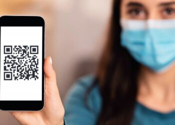 koronawirus, covid, szczepienie, zaświadczenie, kod QR, telefon, smartfon, komórka / pacjent.gov.pl