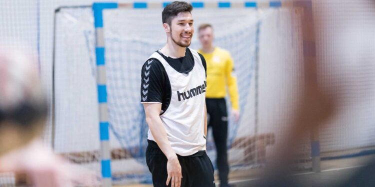 29.04.2021. Kielce. Wspólny trening Łomży Vive Kielce i AZS UJK Kielce. Na zdjęciu: Alex Dujszebajew / kielcehandball.pl