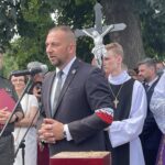 11.07.2021. Ćmielów. Pogrzeb Tomasza Wójcika „Tarzana”. Na zdjęciu Arkadiusz Cimoch - prezes Związku NSZ koło w Chicago / Emilia Sitarska / Radio Kielce