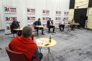 30.01.2022. Studio Polityczne Radia Kielce. Na zdjęciu (od lewej): Radosław Podsiadły - Radio Kielce, Marek Kwitek - Prawo i Sprawiedliwość, Bartosz Pyrz - Konfederacja, Michał Skotnicki - Polskie Stronnictwa Ludowe, Wiktor Pytlak - Platforma Obywatelska, Jacek Skórski - Nowa Lewica / Sebastian Kalwat / Radio Kielce