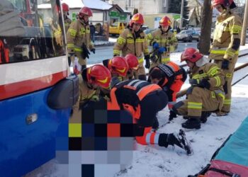 Tramwaj potrącił pieszego na ul. Nakielskiej. Mężczyzna utknął pod pojazdem / Bydgoszcz 998