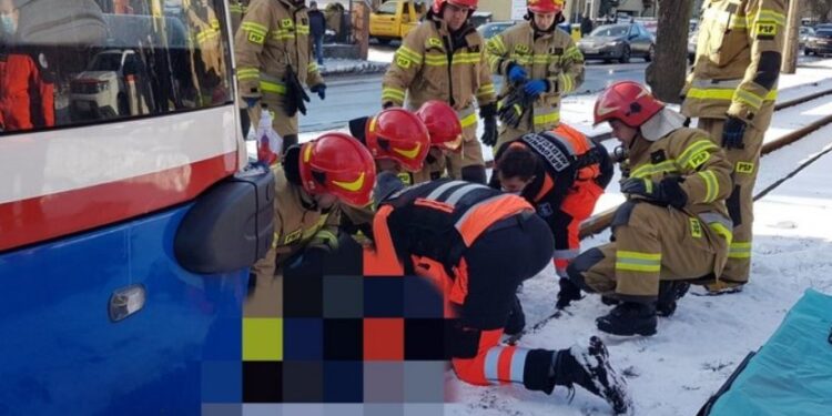 Tramwaj potrącił pieszego na ul. Nakielskiej. Mężczyzna utknął pod pojazdem / Bydgoszcz 998