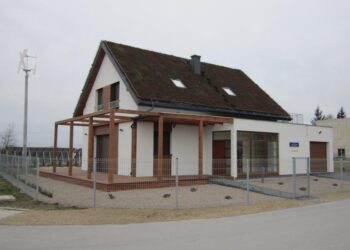 Wybudowany na potrzeby badania efektywności energetycznej dom autonomiczny w Podzamczu koło Chęcin / Robert Felczak / Radio Kielce