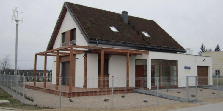 Wybudowany na potrzeby badania efektywności energetycznej dom autonomiczny w Podzamczu koło Chęcin / Robert Felczak / Radio Kielce